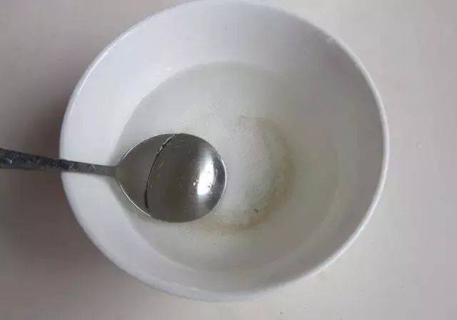 2,把白糖放入热水溶解,用勺子搅匀.