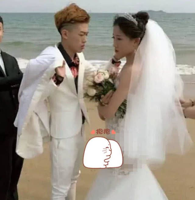 小伊伊终于要嫁人了,婚纱照样子很甜蜜,伴娘却成为了亮点!