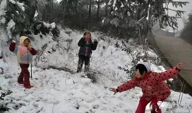 1995年中国历史老照片:冬天下雪是小孩子的最爱,手脚冻得发紫,满手