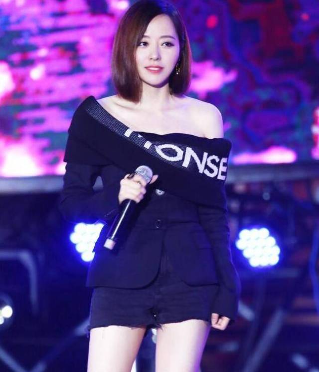 张靓颖商演突发意外遭疯狂歌迷惊吓,可她的两字大喊却
