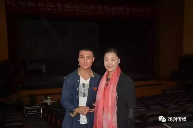 上图:与著名晋剧老生演员谢涛老师;下图左:与著名京剧花脸演员