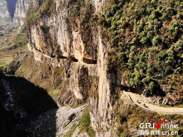 经过两年建设 贵州赫章悬崖上凿出挂壁公路 _手机搜狐