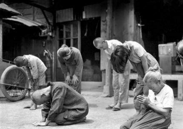 1945年天皇盖章投降,日本民众跪地哭泣,这个民族实在太可怕了!
