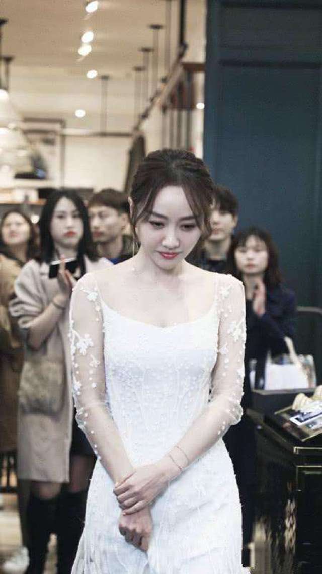 杨蓉穿白色礼服现身活动, 没有p图依旧似少女, 颜值扛