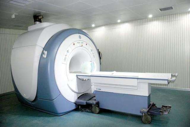 上图的机器你一定见过,叫核磁共振成像,简称核磁,英文缩写为mri(magneti