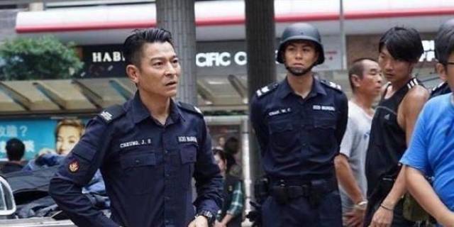 五位巨星穿警服,刘德华霸气,郭富城气场强大,但唯独他