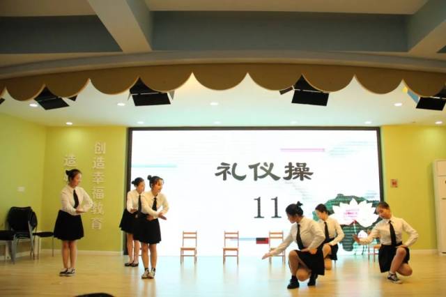 参加今天决赛的有来自全市的24家幼儿园,分为礼仪操和礼仪情景剧两个