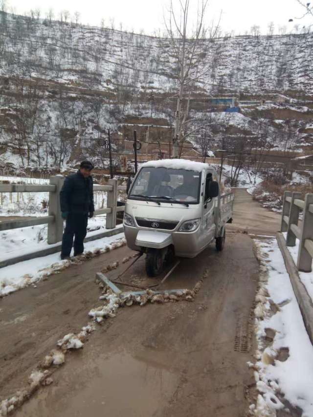 甘肃平凉三村民发明自制扫雪车除雪(图)