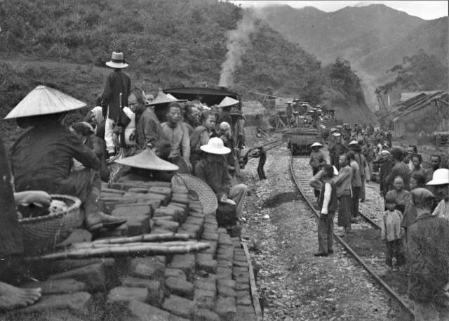 本次摄影展共展出55幅20世纪初修建滇越铁路工人的老照片以及现代