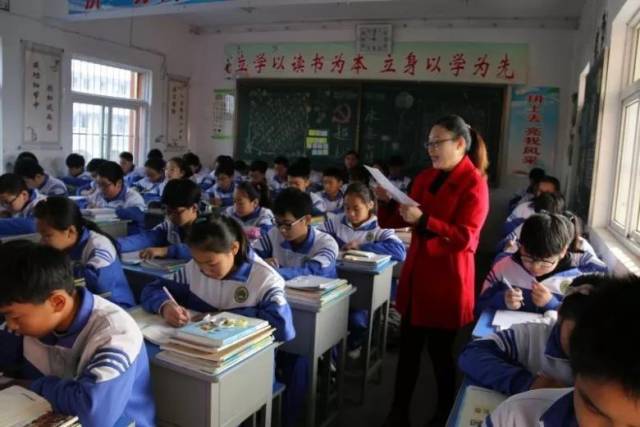 现场观摩活动结束后,在刘桥中心学校会议室召开了交流研讨会.