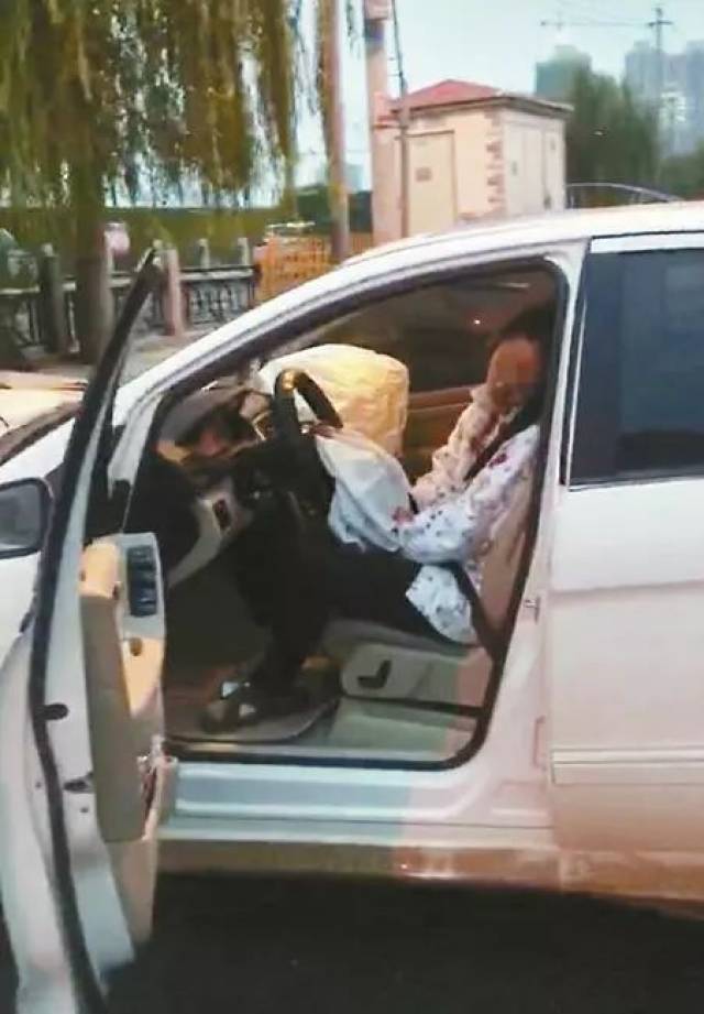 与家人阴阳相隔…… 事发时女司机穿着拖鞋 视频截图 女司机开奔驰撞