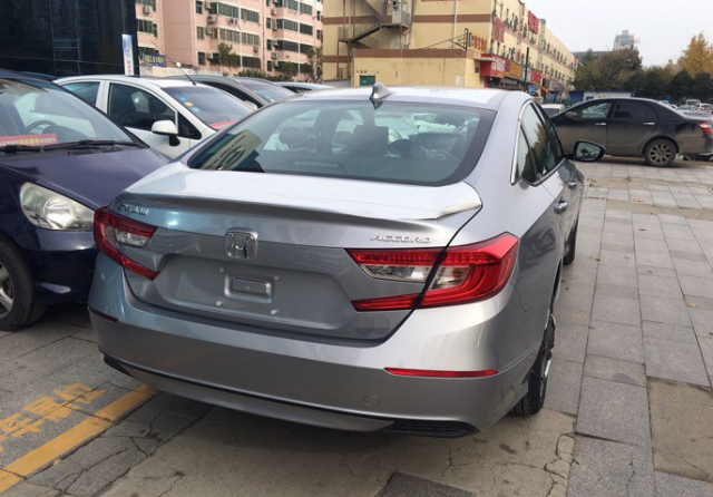 全新混动版本田雅阁提车,冰河银色车身超酷,油耗表现很满意!