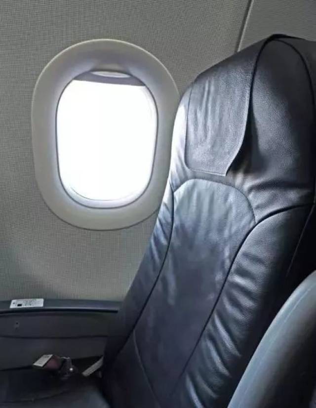 不少人在搭乘飞机时,都爱选在靠窗的位置.