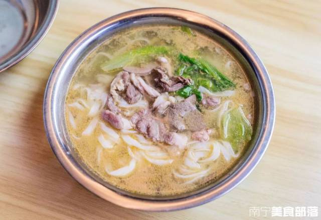2 鲜出新高度的河池粉 招牌六鲜粉,凉拌粉均是主打,一个是让人热血