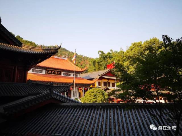 登此山 最先让人驻足之地是 千年古刹天王寺 晨钟暮鼓,檀香缭绕 笃笃