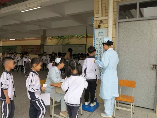 双岗小学开展小学生体检活动