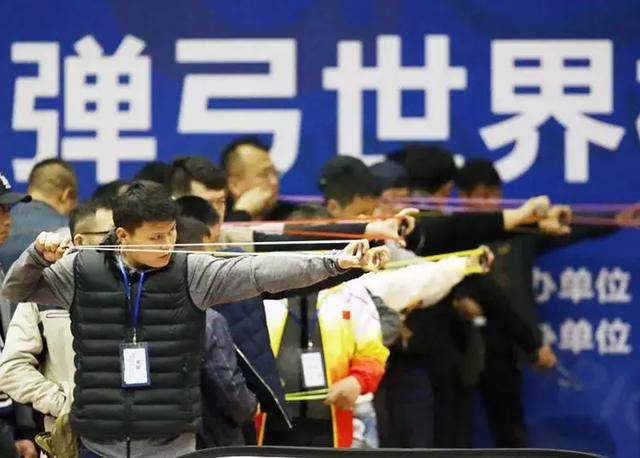 世界弹弓大赛冠军是中国辅警,一发钢珠把对方手中短刀打掉