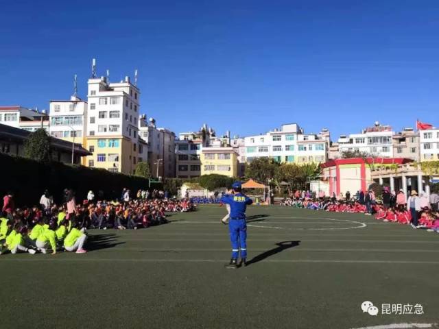 【动态】应急知识进校园之盘龙区金实小学开展反恐防爆演练