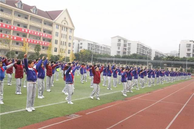 中学时期跑操的音乐。开始是1234,后来是脚步