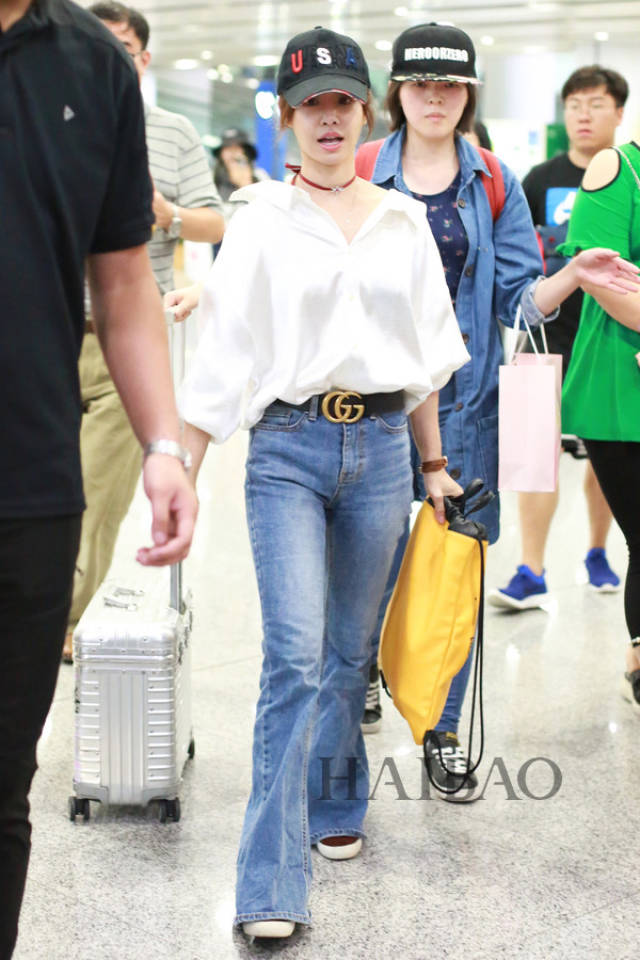 蔡依林2018年8月24日北京机场街拍:身着11am喇叭牛仔裤,系古驰 (gucci
