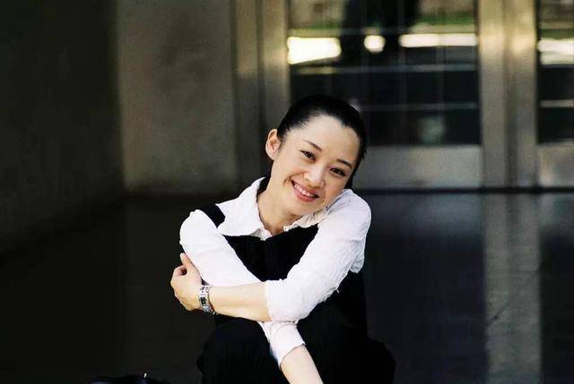 90年代的许晴还喜欢一身马甲装,一头乌发扎起来,这些年才兴起的"攻气