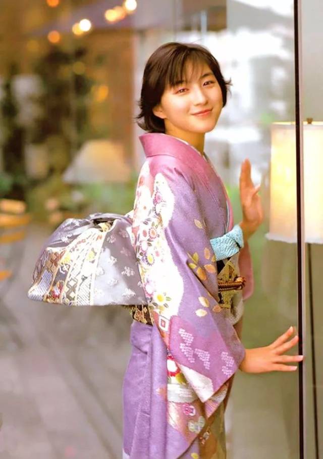 日本女人和服后面的小包里到底装的什么?