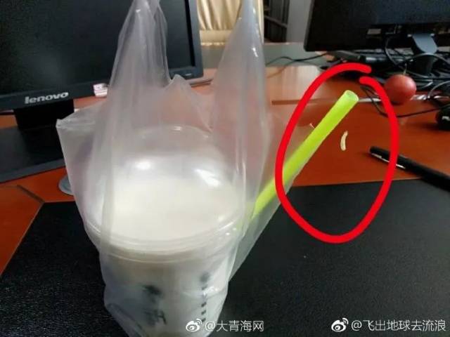 西宁一网友用吸管喝酸奶,里面竟藏着一条虫!