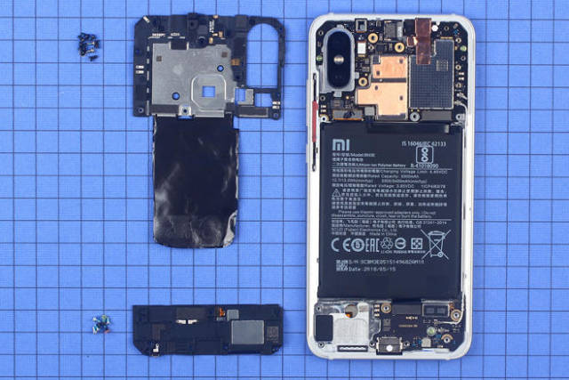 主板"夹"在摄像头中间,小米 8 拆解