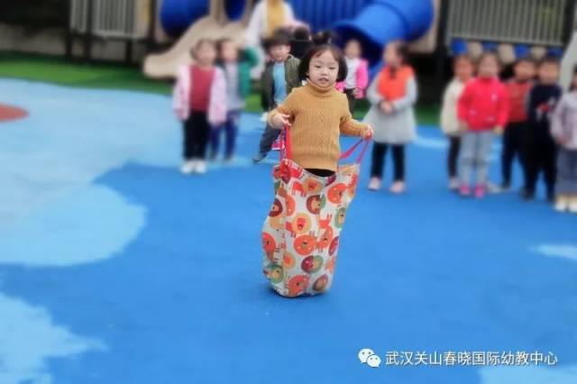 【校园动态】幼儿冬季趣味户外运动之袋鼠跳接力赛