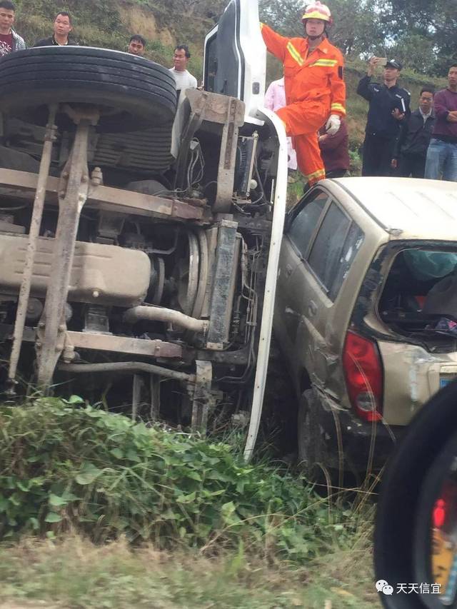 车祸!信宜市白石罐车,面包车,摩托车三车发生一起车祸事故