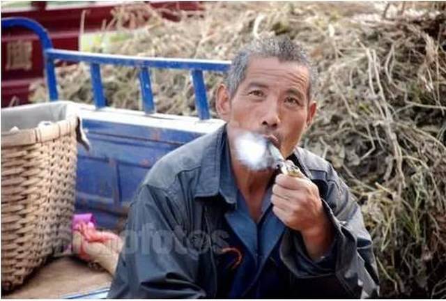 但是和城里人抽烟喝酒算应酬相比,在农村抽烟喝酒成为了农民的乐趣之