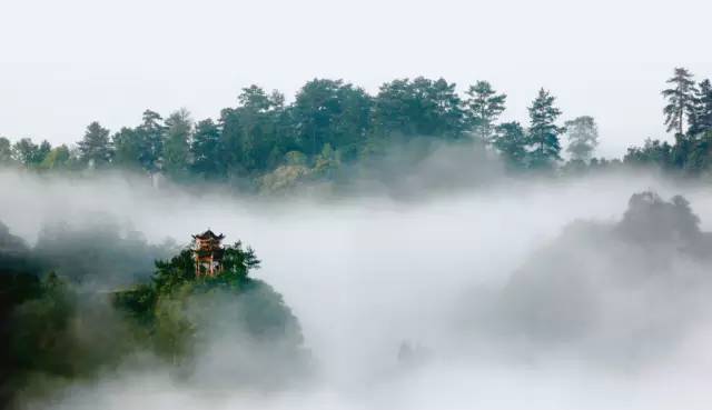 山顶的道观中已经没有了修行的道士,但端坐在陡峭的山崖上坐看风云起