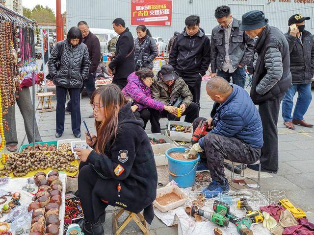 潘家园逛地摊发现古玩旧货几乎无人问津,生意都不如那个卖果子的