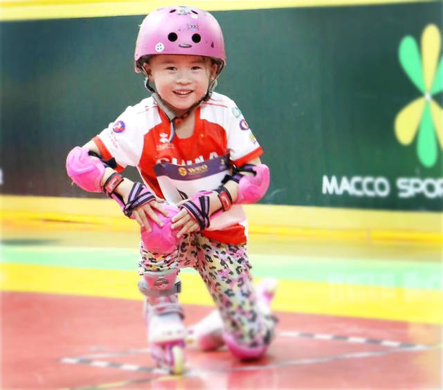 儿童轮滑入门教学,让孩子自己就能学会玩轮滑