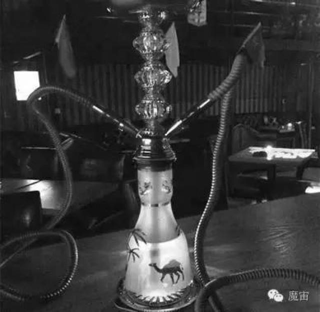 一短发的白色连衣裙姑娘去了——她正和一男一女两个老外一起抽着水烟
