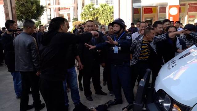 【今日宾川】"蒙面歹徒"抢劫银行?场面这么大,宾川人不要被吓到 !