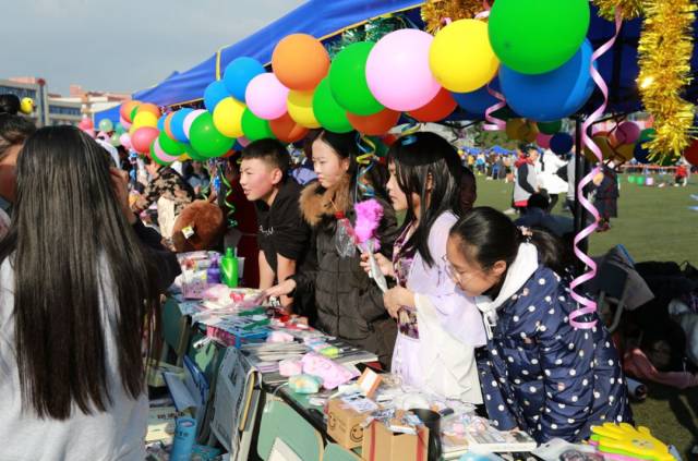 不敢相信!宜宾这个学校居然让学生去摆摊摊,生意还很火爆!