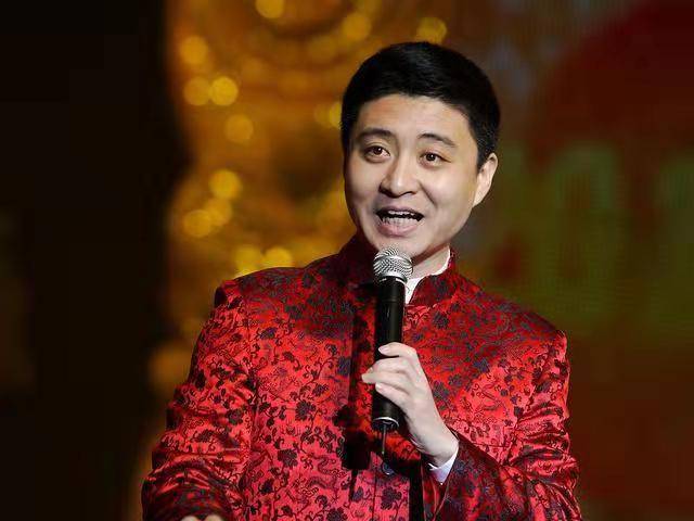 曾是相声演员,拜姜昆为师,现如今的周炜事业全面开花