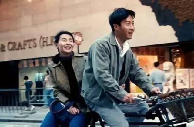 1996年 导演:陈可辛 主演:黎明,张曼玉,曾志伟,杨恭如,杜可风  《甜蜜