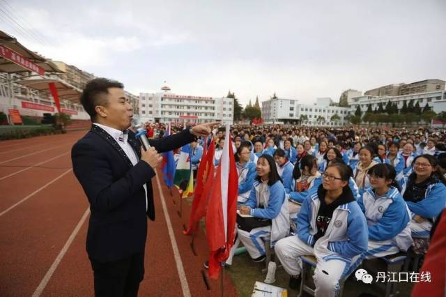 丹江口市一中2019届让我们一起腾飞高考励志演唱会视频图片分享