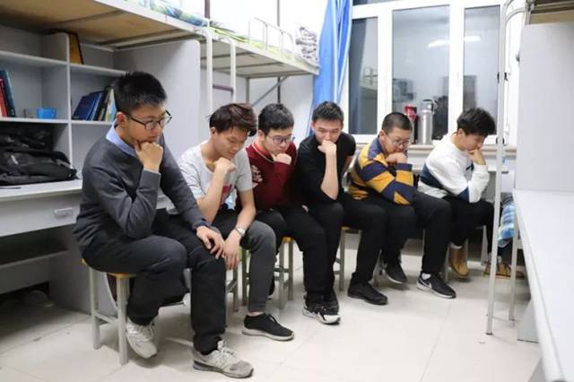 思想者:绝对冥想,忘却红尘中,多少俗事,施主,你莫拍照…… 花样查寝