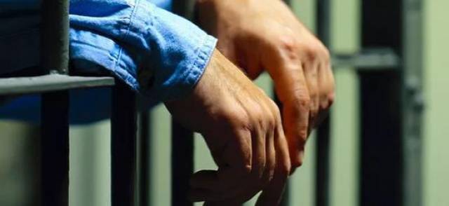 网络作者因写淫秽小说入狱 纽约时报指责色情作