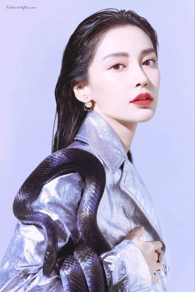 其实她长得还是比较偏亚洲人的, 只是她不断的微调和画混血妆容的