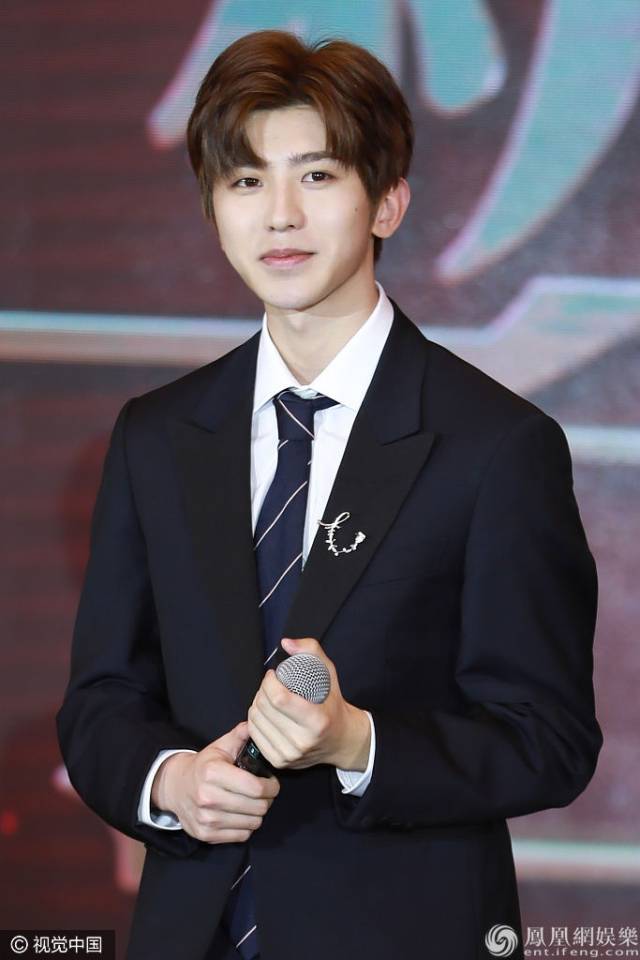 头发也撩人!蔡徐坤秀"桃心发型" 秀精致侧颜帅气无敌