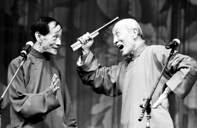 上个世界二十年代后,许多相声艺人从北京的天桥来到天津,先从街边演出