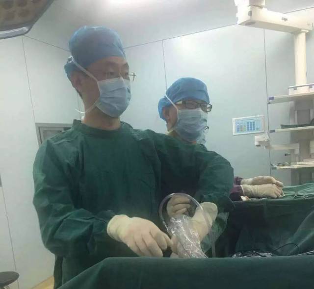 随后胸外科医生采用目前最先进的单孔胸腔镜技术做了肺癌根治术,手术