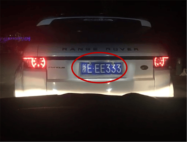 深夜偶遇102万路虎,本不会注意,但车牌字母和数字组合