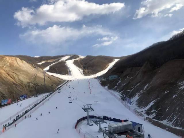 2018—2019雪季,雪圈游乐场由原来的雪圈道迁移到练习道左侧.