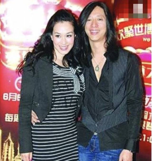 和第一个老公离婚之后,紧接着钟丽缇就在2003年,与小她4岁的严铮在