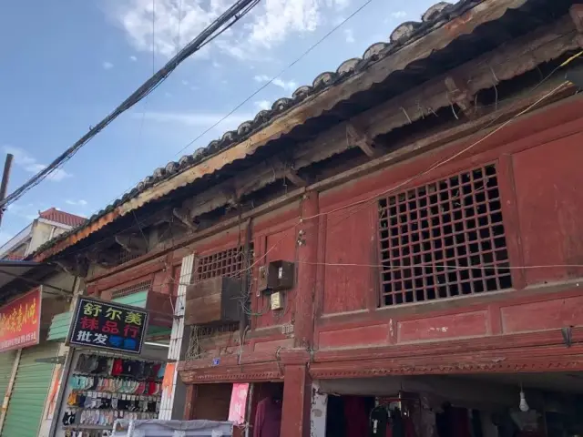 城固钟楼老街不算长,但花窗弄堂,时光无法带走红楼的优雅,游客走在